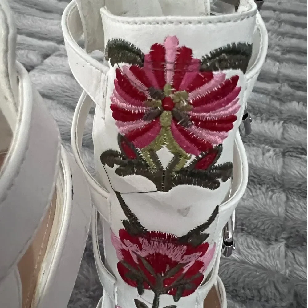 Shoedazzle White Multicolored Floral Embroidered Liza Booties Size 5.5 - Picture 3 of 11